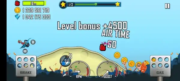 القفز العالي وتجميع النقود في مرحلة القمر داخل لعبة Hill Climb Racing مهكرة.