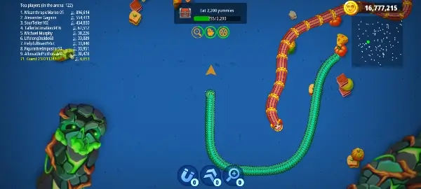 تراكم الطعام والحلويات لزيادة حجم الدودة في لعبة Worms Zone مهكرة للأندرويد.