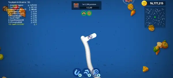 استخدام قوة المغناطيس لجذب الطعام في لعبة Worms Zone مهكرة للأندرويد بدون إعلانات.